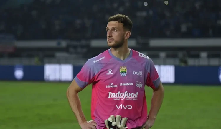 Kiper Anyar Persib Bandung Adam Przybek Belum Debut, Bojan Hodak Beberkan Alasannya