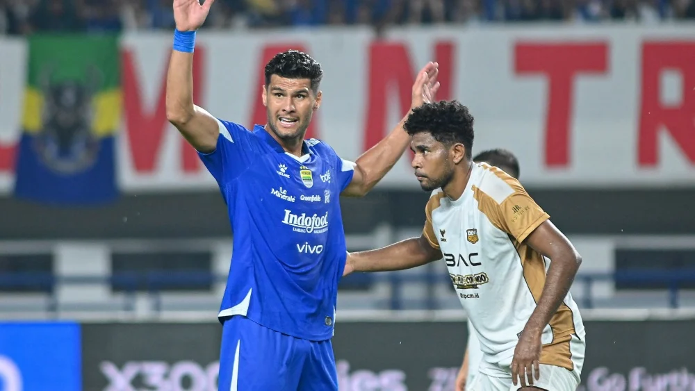 Persib Bandung Kokoh di Puncak, Solidnya Lini Belakang Jadi Kunci Minim Kebobolan