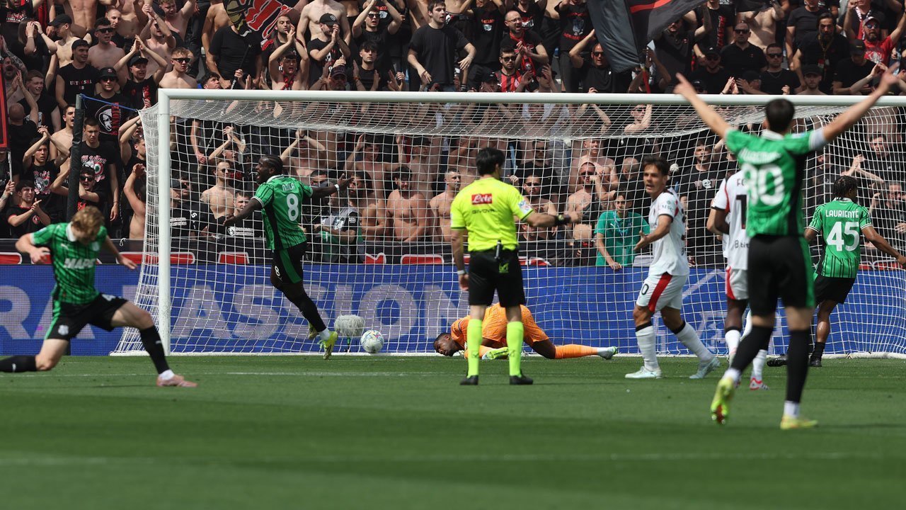 Bermain 10 Orang, AC Milan Takluk 0-2 dari Sassuolo